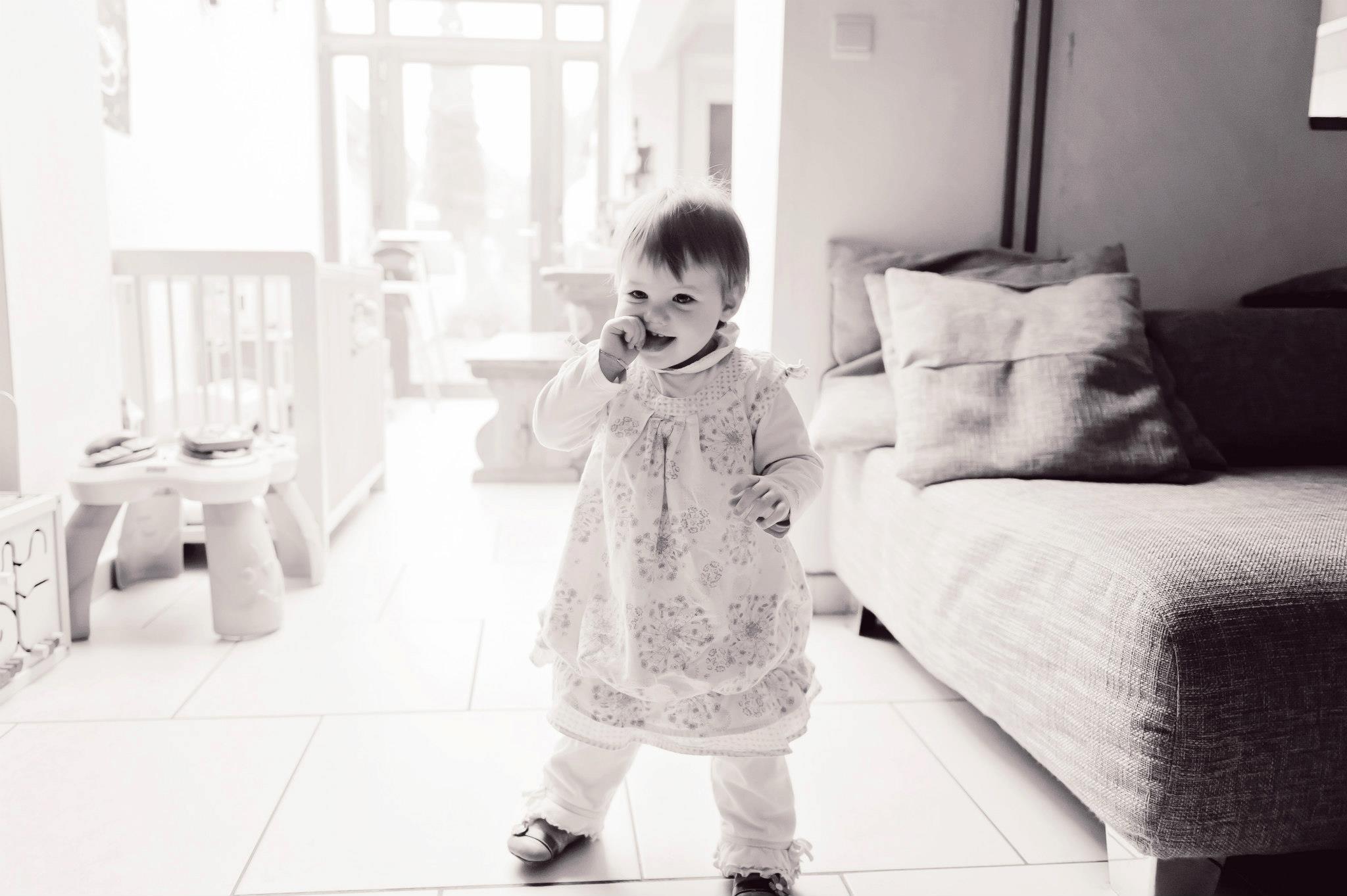 Juliette fait ses premiers pas - bébé - Petite Snorkys Photography - Liège