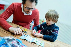 Papa aide Charly a construire son premier LEGO