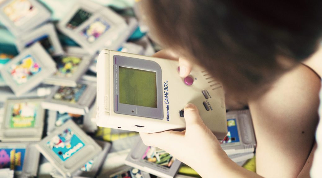 Les enfants découvrent la GameBoy de Nintendo