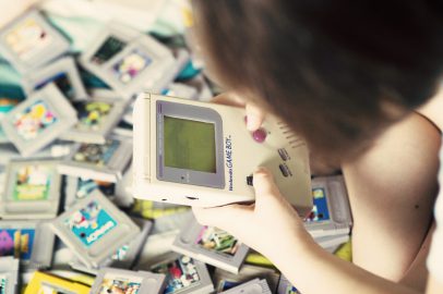 Les enfants découvrent la GameBoy de Nintendo
