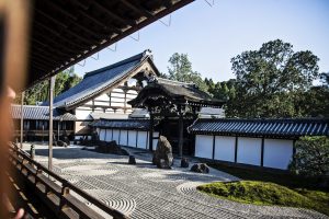 Méditation dans le temple bouddhiste Tofukiji dans Kyoto