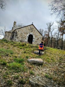 Charly explore la vieille chapelle - Une campagne en Provence