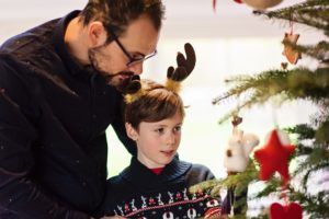 A la poursuite de Noël - On prépare le sapin en famille