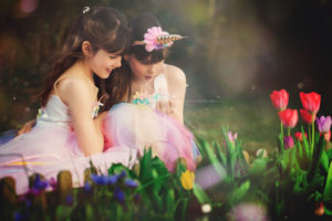 Photographie enfant, reportage au jardin avec les tulipes. Alice et Juliette, nos jumelles de 8 ans vous présentent le jardin de printemps des Martin.