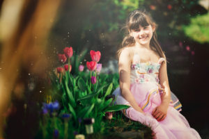 Photographie enfant, reportage au jardin avec les tulipes. Alice et Juliette, nos jumelles de 8 ans vous présentent le jardin de printemps des Martin.