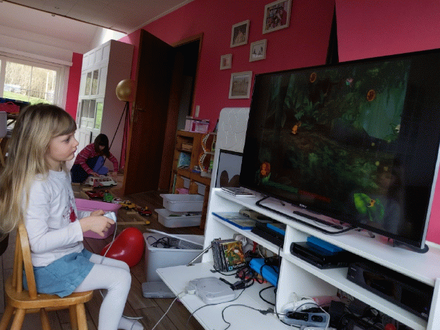 Les enfants découvrent la 3D rugueuse de la première PlayStation