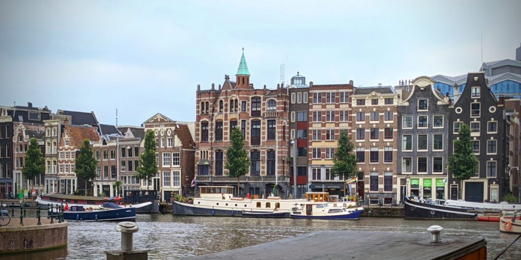Les jolies maisons le long des canaux d'Amsterdam.