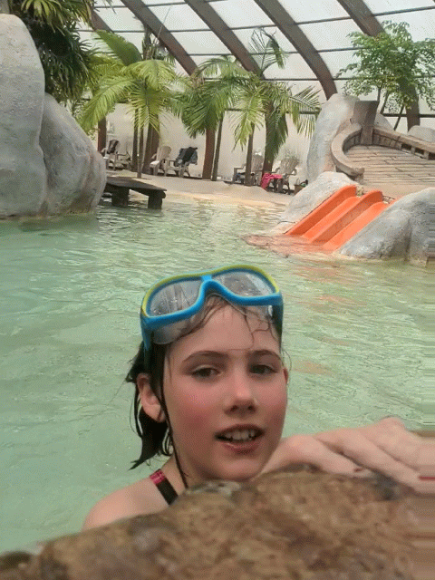 Les enfants s'amusent dans l'Aquarelle, la piscine intérieure du Camping Yelloh Village "Les Petits Camarguais".