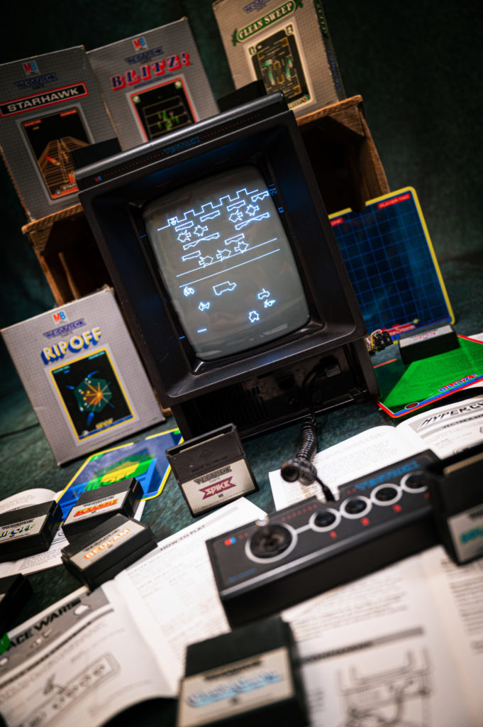 V-Frogger by Chris Salomon, 1998 - Vectrex Multigame Card by Pierre 'Cyborg Jeff' MARTIN.
