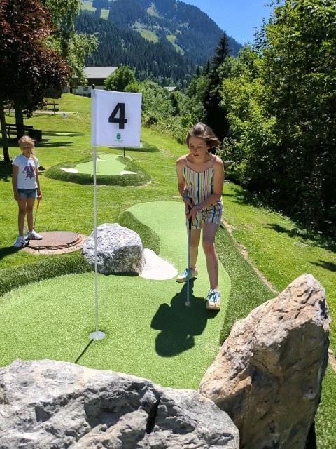 Une petite partie de mini-golf en famille - Châtel - Vacances en Haute Savoie