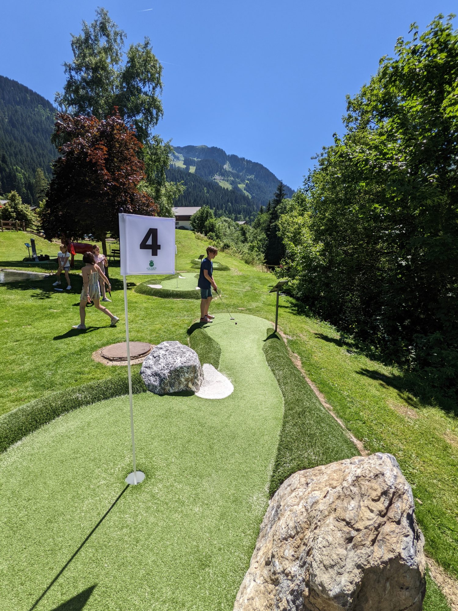 Une petite partie de mini-golf en famille - Châtel - Vacances en Haute Savoie