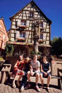 Sur la route des vacances, on visite Kayserberg en Alsace.