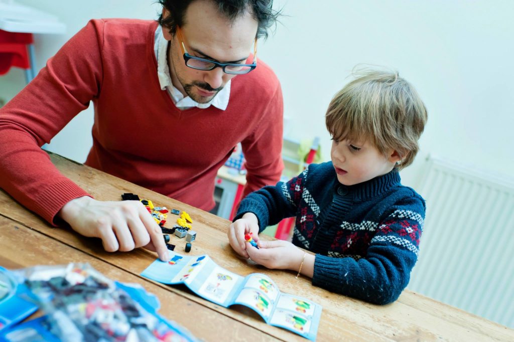 Papa et Charly construisent la première boite de petit LEGO de grands, février 2014