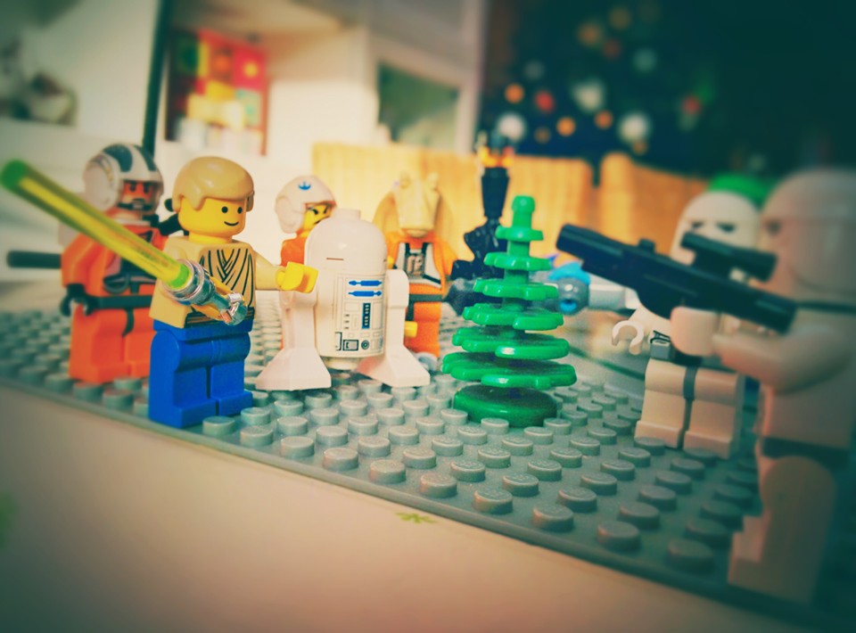 En fouillant un peu dans la caisse à LEGO... On a de quoi se mettre en mode StarWars ; ) -- Décembre 2015