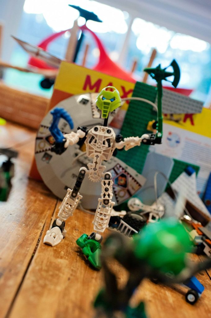 -- Lankou, fait partie des Giantbots de l'armée des Blacktron. C'est un véritable destructeur qui n'hésitera pas à démantibuler les droids adverses afin de reconstituer son anatomie dévastatrice ! -- Bon, je me souviens que quand j'étais plus jeune, pas encore papa, et que les LEGO Bionicle sont sortis, j'avais crié à l'hérésie ! Comment pouvait-on avoir faire un truc aussi laid et si peu inspiré en LEGO !!! Au final, je trouve cette série assez amusantes. Nous avons créé avec Charly de nombreux combattants de l'espace... chaque combats donnant l'occasion d'en reconstruire de nouveaux ! -- Janvier 2015