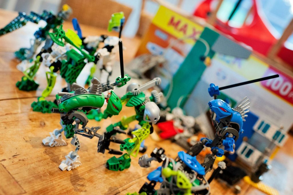 Bon, je me souviens que quand j'étais plus jeune, pas encore papa, et que les LEGO Bionicle sont sortis, j'avais crié à l'hérésie ! Comment pouvait-on avoir faire un truc aussi laid et si peu inspiré en LEGO !!! Au final, je trouve cette série assez amusantes. Nous avons créé avec Charly de nombreux combattants de l'espace... chaque combats donnant l'occasion d'en reconstruire de nouveaux ! -- Janvier 2015