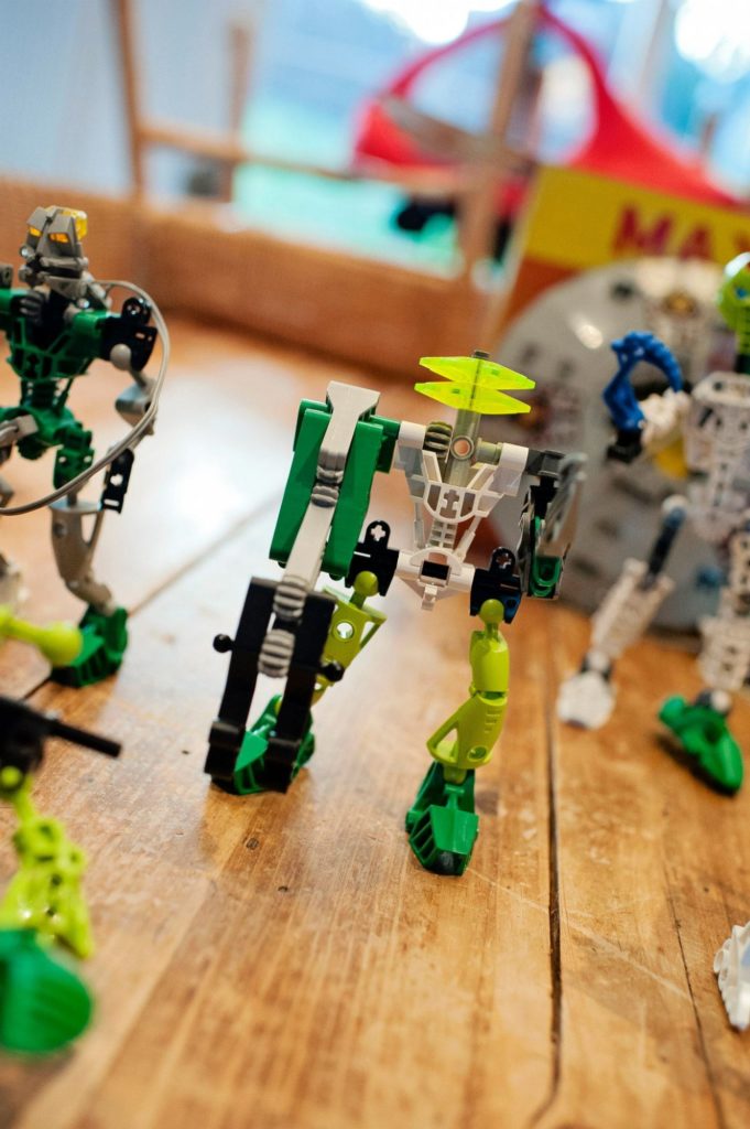 -- Saw fait partie des nouvelles recrues des Droids Alien. Agiles et rapide, il dispose d'attaques puissantes et tranchantes, mais évitez surtout ses coupes de têtes à scie technofluo rotative. Aucun droids n'y survivrait ! -- Bon, je me souviens que quand j'étais plus jeune, pas encore papa, et que les LEGO Bionicle sont sortis, j'avais crié à l'hérésie ! Comment pouvait-on avoir faire un truc aussi laid et si peu inspiré en LEGO !!! Au final, je trouve cette série assez amusantes. Nous avons créé avec Charly de nombreux combattants de l'espace... chaque combats donnant l'occasion d'en reconstruire de nouveaux ! -- Janvier 2015