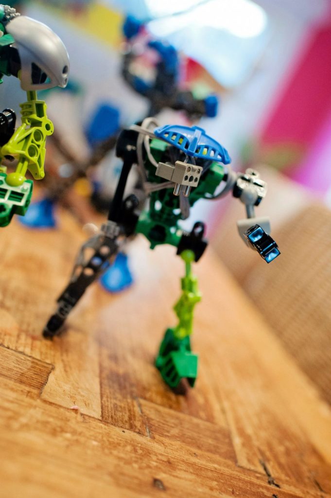 -- Proton et un Droïd Alien de première génération. Il a de ce fait déjà participé à la première grande bataille contre les Blacktron en A2992. Il a préféré conservé sa jambe de métal en hommage à cet épique combat. Qu'importe, il peut si facilement contrôler l'électricité statique autour de lui, que peut d'ennemi peuvent s'approcher de lui...-- Bon, je me souviens que quand j'étais plus jeune, pas encore papa, et que les LEGO Bionicle sont sortis, j'avais crié à l'hérésie ! Comment pouvait-on avoir faire un truc aussi laid et si peu inspiré en LEGO !!! Au final, je trouve cette série assez amusantes. Nous avons créé avec Charly de nombreux combattants de l'espace... chaque combats donnant l'occasion d'en reconstruire de nouveaux ! - Janvier 2015