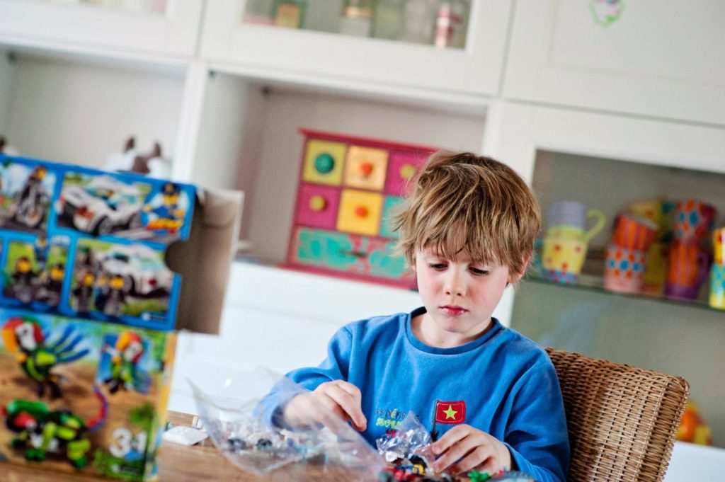 Charly construit les boites de LEGO qu'il a reçu pour son anniversaire ! -- Avril 2015