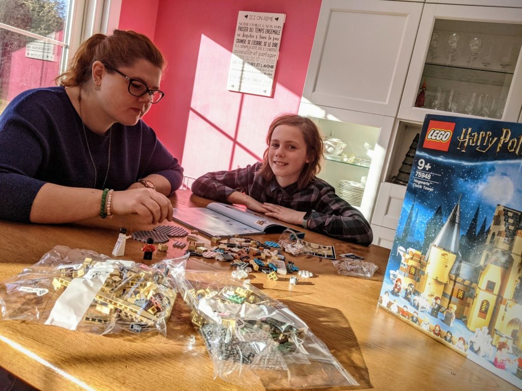 Maman donne un petit coup de baguette pour le montage du Lego que Saint Nicolas a déposé chez sa marraine. -- Décembre 2020