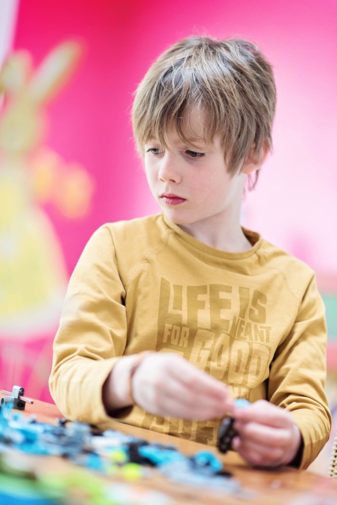 Charly construit le Robot en LEGO que marraine lui a offert pour ses 8 ans. -- avril 2017
