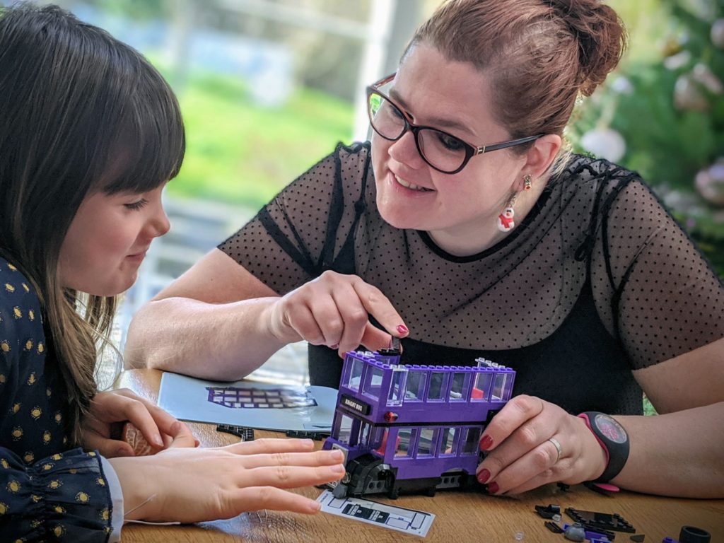 Aujourd'hui, c'est maman qui aide à construire le Magicobus LEGO avec Alice -- Décembre 2019