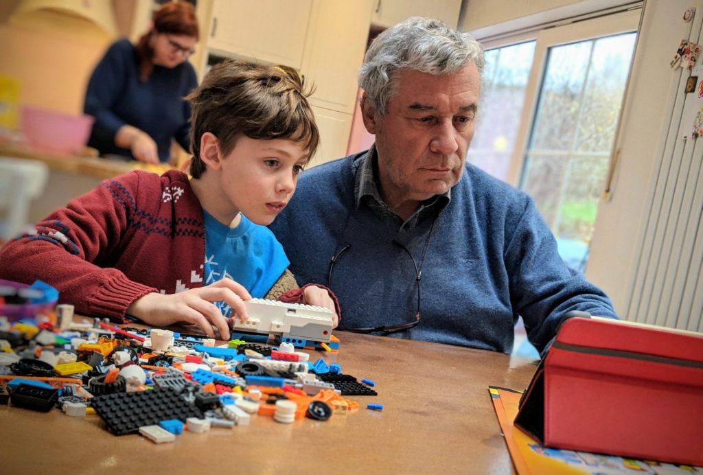 LEGO Boost, des inventions à piloter depuis sa tablette, que Saint Nicolas apporté chez le parrain de Charly. -- Décembre 2018