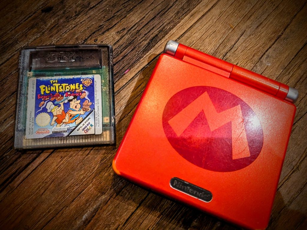 On découvre The Flintstones : Burgertime in Bedrock sur Game Boy Color, développé par Conspiracy Ent. – Swing Ent. Media, 2000